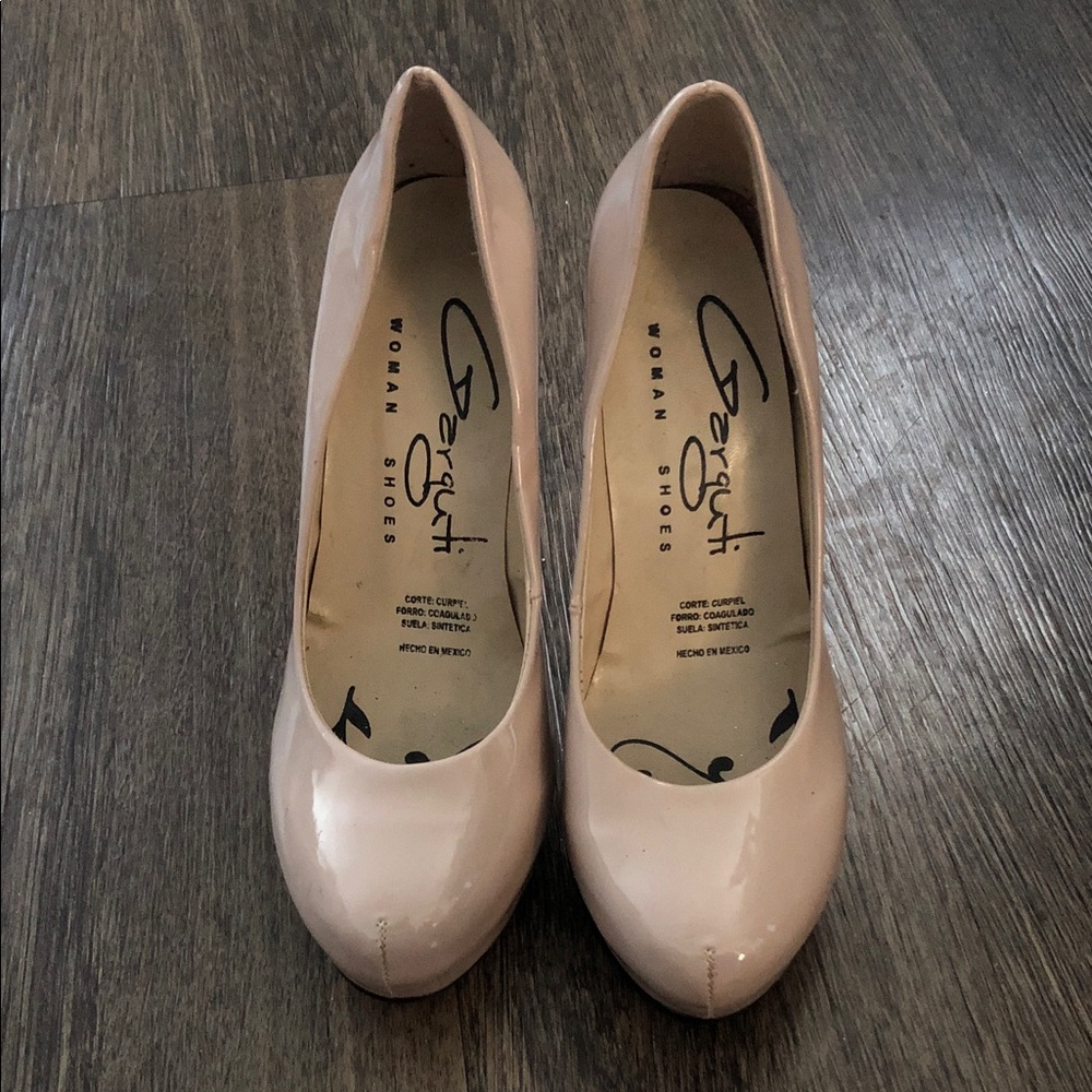 Women's Patent Round-Toe Heels in Blush
